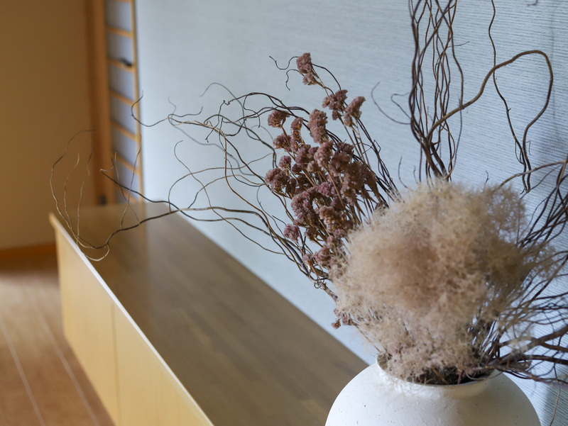 大きな壺に生けられた花